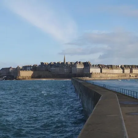 Cancale, Studio Cote Jardin Apartment